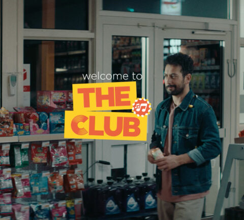 Image tirée de la campagne des 30 ans du Club TotalEnergies, où un homme entre dans la boutique de la station