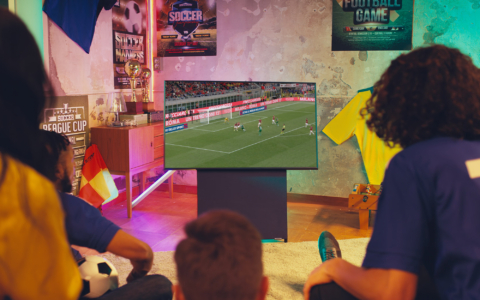 Image tirée de la vidéo de campagne de Samsung, mettant en avant une scène une famille devant un match de foot