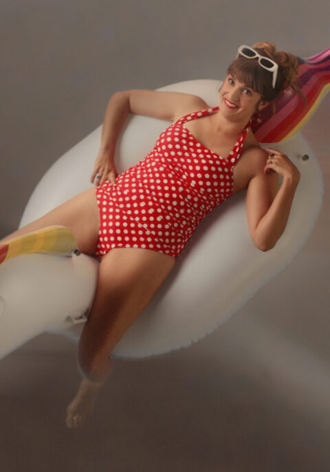 Extrait d'un spot TV pour la Compagnie des Déboucheurs montrant une femme allongée sur une bouée licorne, sourire aux lèvres