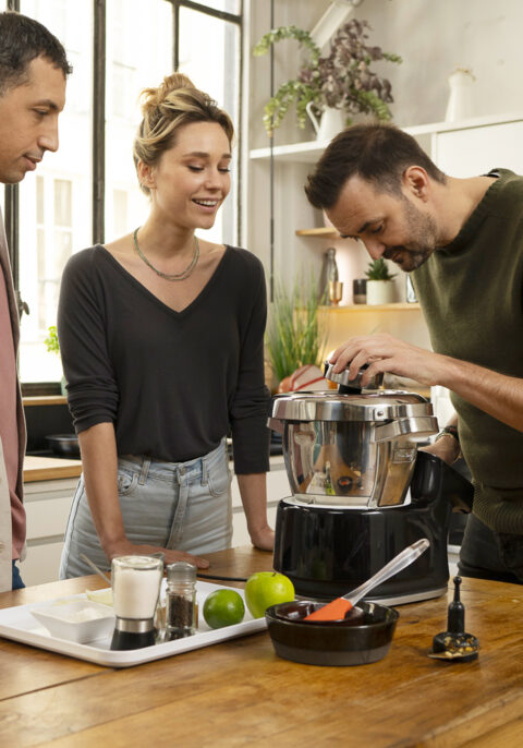 Extrait d'une vidéo de la campagne Cyril Lignac et Moulinex, montrant un moment de cuisine en famille avec le chef et autour du robot culinaire