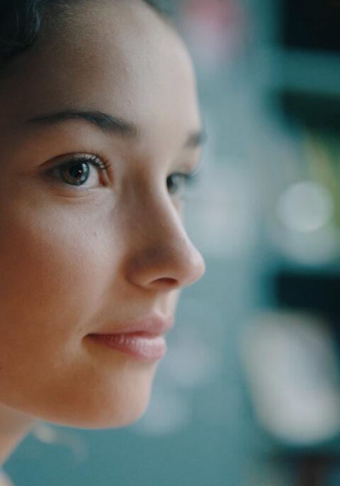 Extrait d'un spot TV de Sanytol montrant un gros plan sur le visage d'une ado, illustrant la pureté et la confiance.