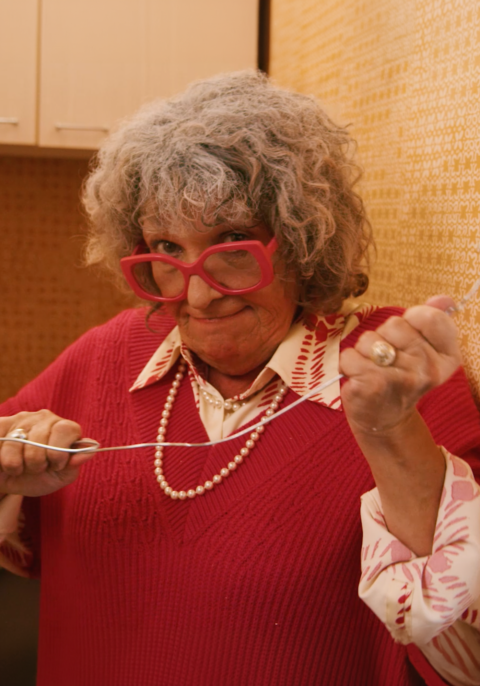 Image extraite des tutoriels réalisés par Fantastic pour la Compagnie des Déboucheurs, où la mamie prend à partie le spectateur, un fil de fer à la main